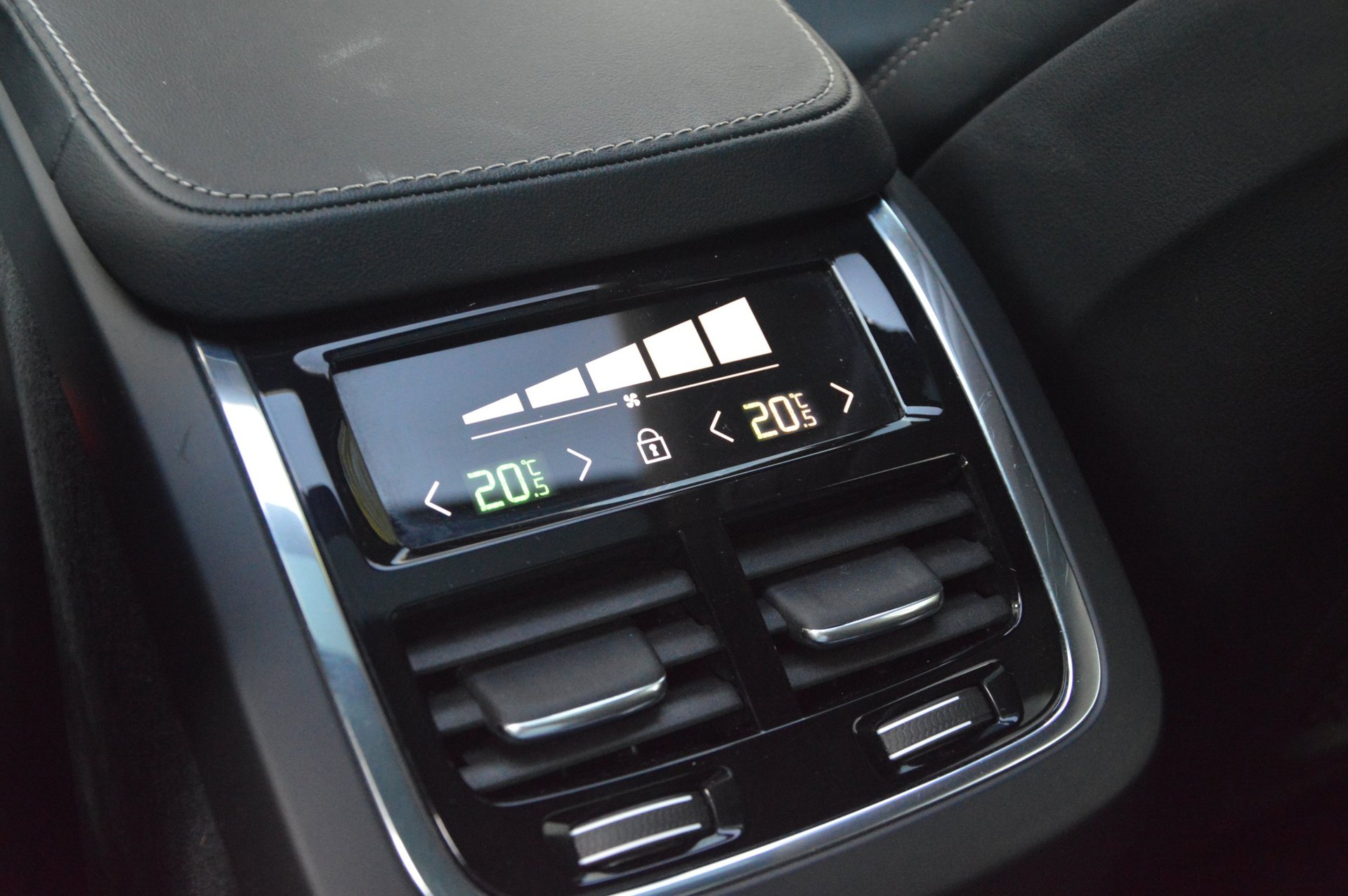 Volvo XC90 T8 Recharge LONG RANGE - foto 29
