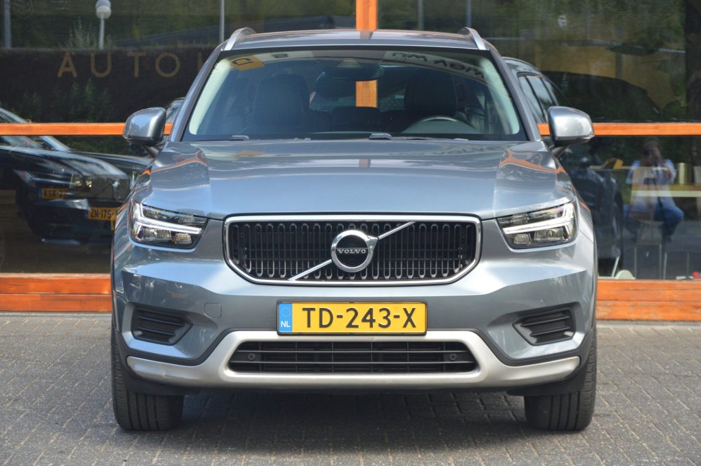 Volvo XC40 2.0 T4 Momentum - foto 2