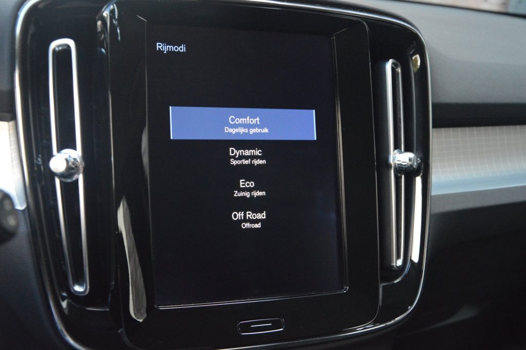 Volvo XC40 2.0 T4 Momentum - foto 16