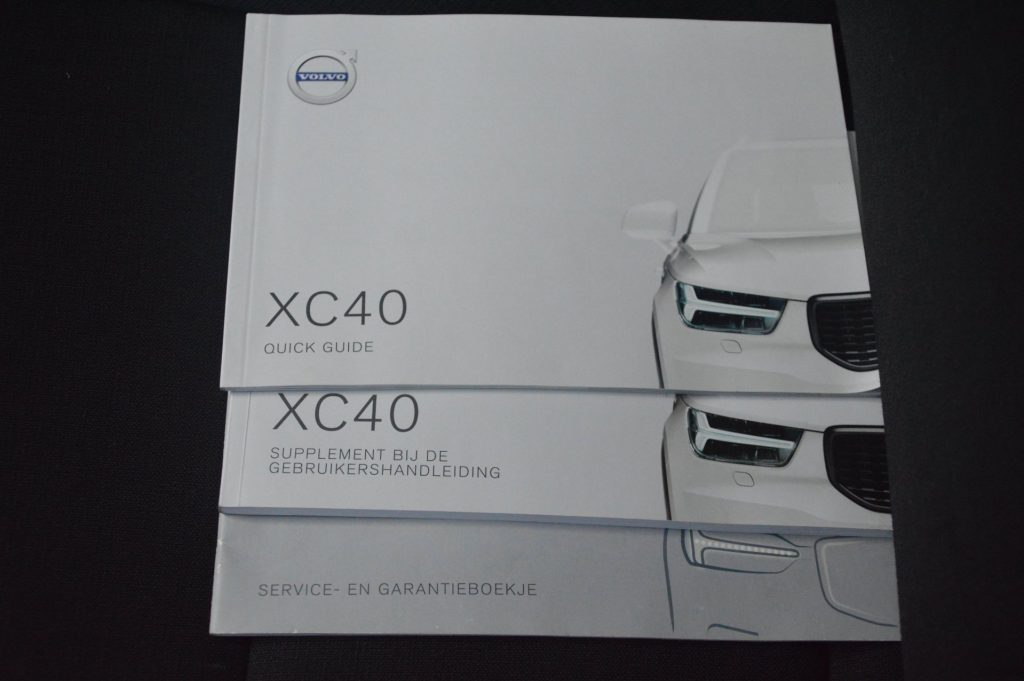 Volvo XC40 2.0 T4 Momentum - foto 17